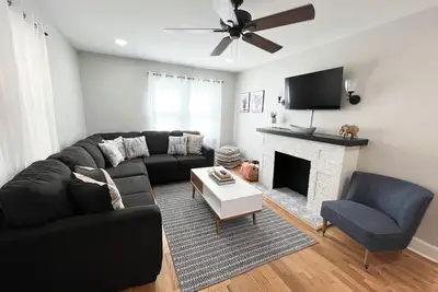 Image de Fully Fenced Yard W\/ Basement Bedroom - Sleeps 7!