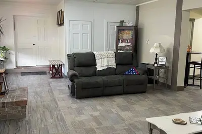 Image de Charming 3-bedroom rental, centrally located, Dark Skies, Utv trails & more.