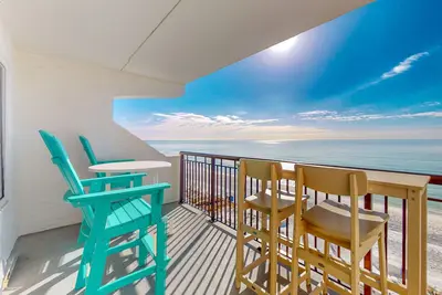 Image de Cozy beachfront home with shared pool, private balcony and beach access