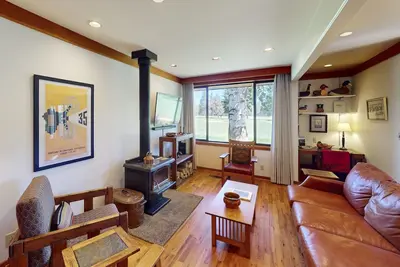 Image de Big Meadow 18th Hole with optional golf privileges, Black Butte views