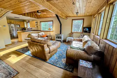 Image de Peaceful cabin in Girdwood, fireplace, wood stove & mountain views