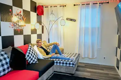 Image de Trendy Downtown Nashua Getaway: Checkers-Themed 1 Bed/1 Bath!