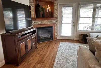 Image de Elevator! Jubela's InTown Apt - Extremely Walkability to Main Street