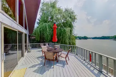 Image de Lakefront home with spacious decks, lake views, gas grill, & W\/D