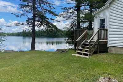 Cozy 1 Br Maine lakeside cottage getaway with WiFi, laundry, and full kitchen.