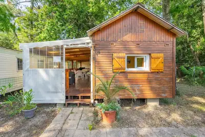 Image de Mobile Home 'Mh16 La Tremblade' avec piscine partagée, terrasse privée et climatisation