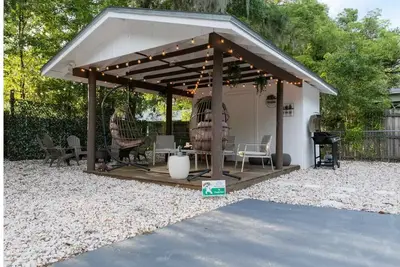 Image de Cozy fam home. Game-room/Pac Man. 3. 3 miles to Uf\n