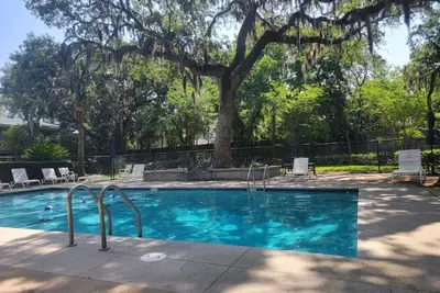 Image de Close to the beach, parks, village and restaurants! Comfortable 2 Br townhouse