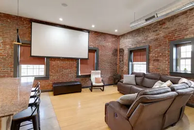 Image de Stay in Evansville's First Veterinary Hospital - Sleeps 12 - Rooftop Deck!