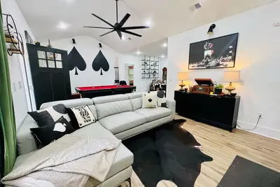Image de 3-bedroom cottage 6. 4 miles to Downtown Chatt hot tub pool table fire sleeps 6
