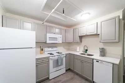Image de Renovated 1-bedroom apartment in Downtown Falmouth Located Right on Main Street