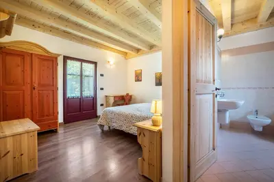 Image de Appartement 'Appartamento Del Boscaiolo' avec vue sur la montagne, jardin commun et balcon