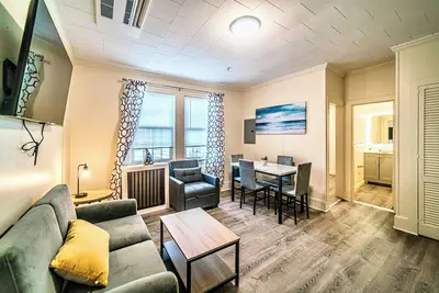 Image de Renovated 1-Bedroom Apartment in Beautiful Downtown Falmouth Located on Main St