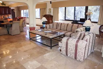 Image de Enjoy Your Vacation In This Beautiful Executive Condominium!