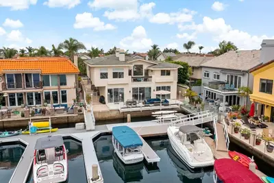 Image de Luxury Waterfront Home in the Heart of the Harbor