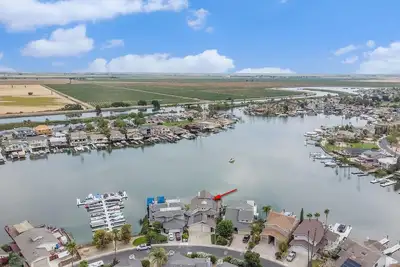 Image de Over the water experience in Biggest Bay /w Water Toys, Beach nearby. Waterfront