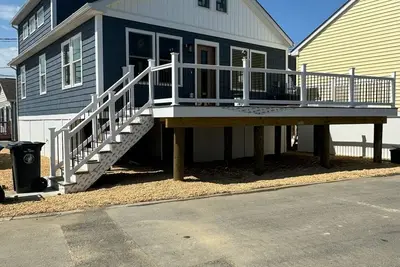 Newly Constructed ~ 3br ~ 2 Bath 1 block to the Beach Pet Friendly