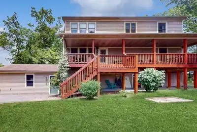 Image de Spacious home with private hot tub, firepit, foosball, free Wifi