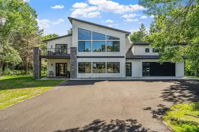 Image de Modern 3-bedroom House on Private Wooded Lot