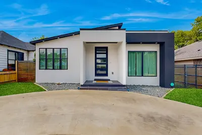 Image de Modern Dallas home with open floor near golf course, zoo and mall