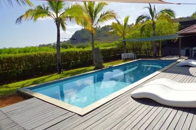 Image de Villa  Moai Elysee - Magnifique villa avec piscine à 5 min à pied du centre-ville et à 10 min. . .