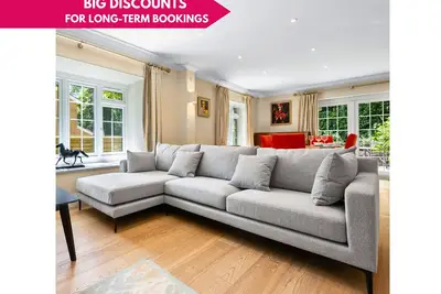 Image de 7Bed 5Bath 2Kitchen Retreat with Parking in Ascot