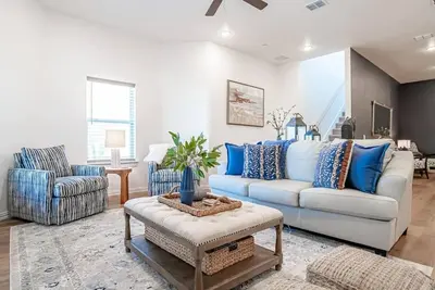 Image de 2 Free Parking Spaces | Walk to Arlington Events