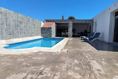 Image de Turisblo villa with pool, 3 large bedrooms, large dining room, kitchen and bathroom.