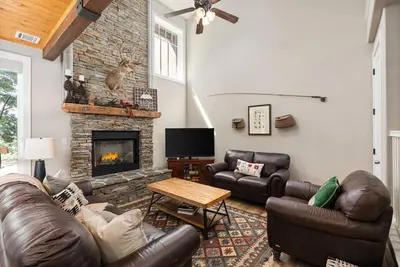 Image de This condominium is a 3 bedroom(s), 2. 5 bathrooms, located in Shaver Lake, Ca.