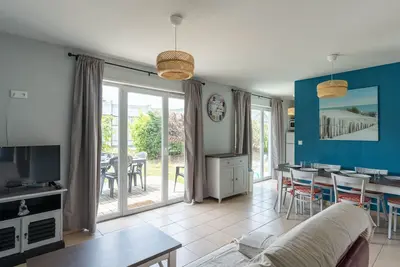 Image de Maison avec Piscine à Parentis-en-Born, près du Lac – 3 Chambres, Terrasse et WiFi Inclus