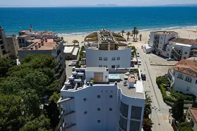 Image de Apartamento en segunda línea de playa con 2 habitaciones, balcón y jacuzzi comunitario con vistas a la bahía de Roses