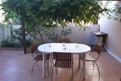 Image de Maison T3 Climatisée à Port Leucate, Proche Plage et Port, Terrasse Arborée, Parking Privé
