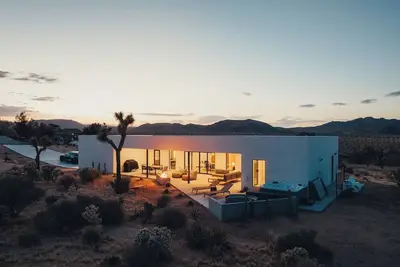 Image de This house is a 2 bedroom(s), 3 bathrooms, located in Joshua Tree, Ca.
