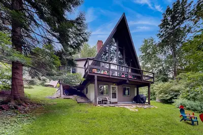 Image de A-frame near Miller Pond & golfing - firepit & deck with forest views