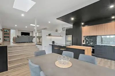 Image de You'll have fun with the whole family, at this stylish three bedroom home.