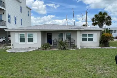 Image de Against the Wind- Across the street from the Gulf!