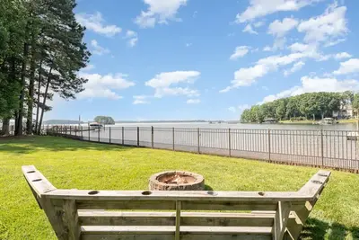 Image de Spacious Lake Front 5-bedroom house with Ac, WiFi in wonderful Mooresville