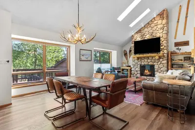 Image de Burgundy Retreat- Beautiful Forest Mountain Getaway!