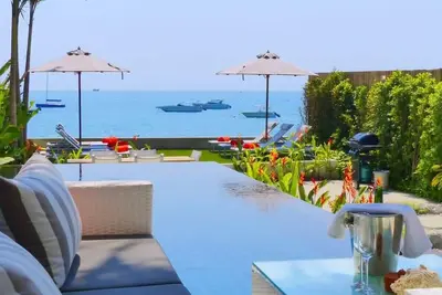 Great Modern Seafront Villa with Infinity Pool