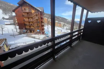 Appartement skis aux pieds.