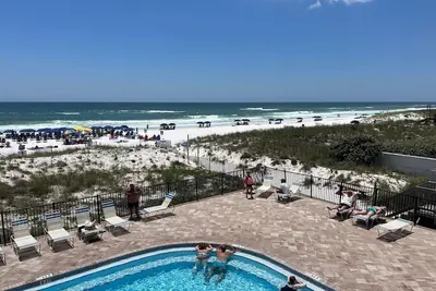Image de Beachfront, renovated Condo! Amazing views!