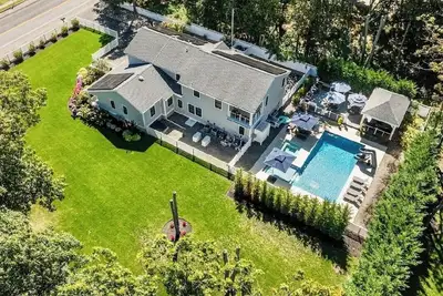 Image de 6, 000 Sq. ft. 18 Guests, 7-Bed, 6-Bath, Pool, Spa, Outdoor Kitchen, Garden, Wifi.