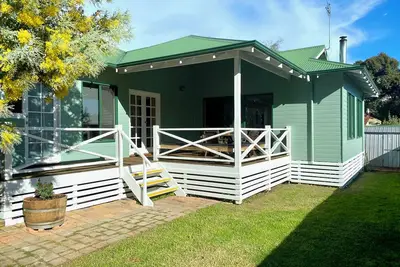 Image de Town Hideaway- Spacious house by the river and town centre. Couples and groups.