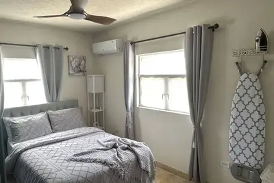 Image de Cozy & breezy 1-bedroom apartment perfect for nomads, a couple or solo traveler.