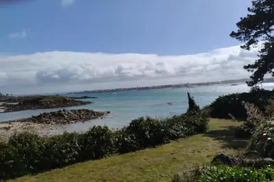 Image de Face à la mer, maison entourée de verdure, à l'abri des regards