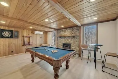 Image de Party dock | hot tub | pool table | pets ok