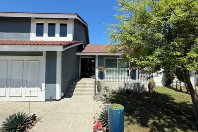 Image de Beautiful 3-bedroom home in peaceful Lake Forest. Close to So. Ca. Attractions. \n