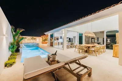 Image de New | 3min to Beach, Billiard, HotTub, 8 sleeps
