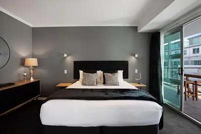 Plush Princes Wharf | 2br Luxury