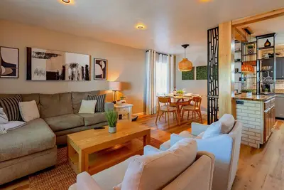 Relocation-Ready 3br - King Bed, FencedYard, Pet-Friendly, FlexTerms